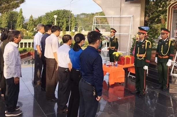 “Đi tìm đồng đội”